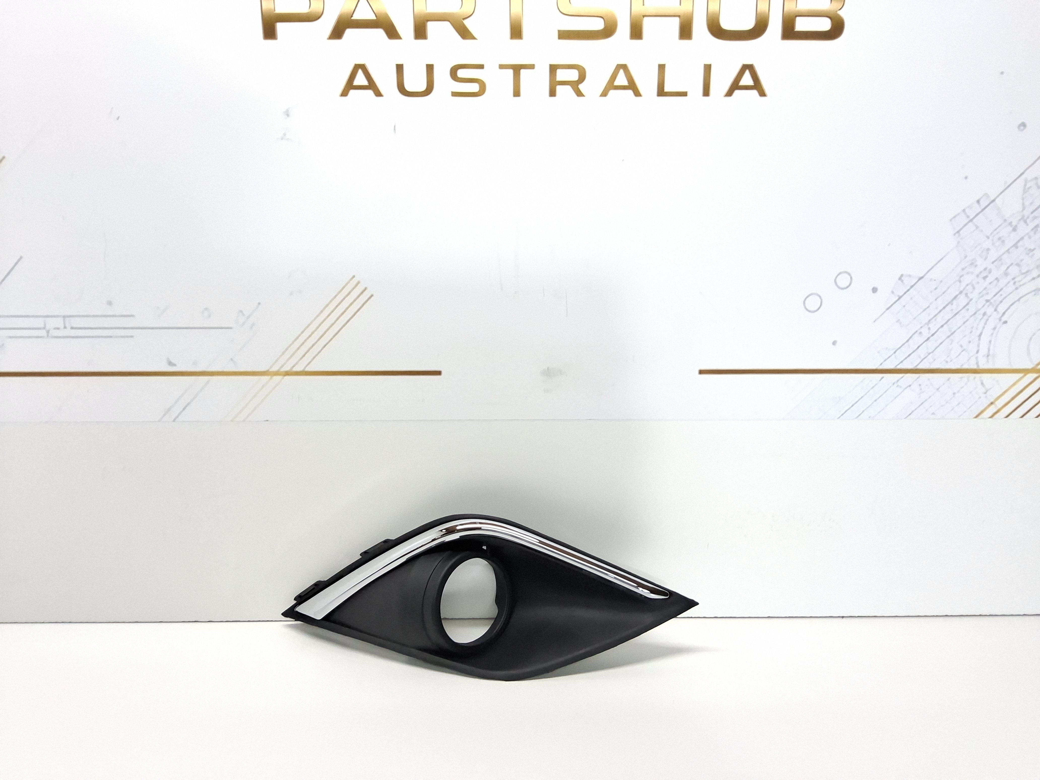 MITSUBISHI OUTLANDER 2015-2019 RIGHT FOG LIGHT BEZEL 6400G482